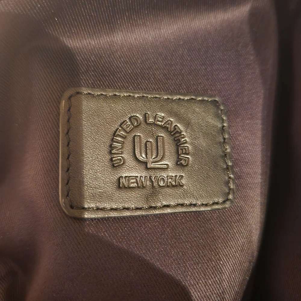 United Leather New York Sling Bag - Picture 3 of 7